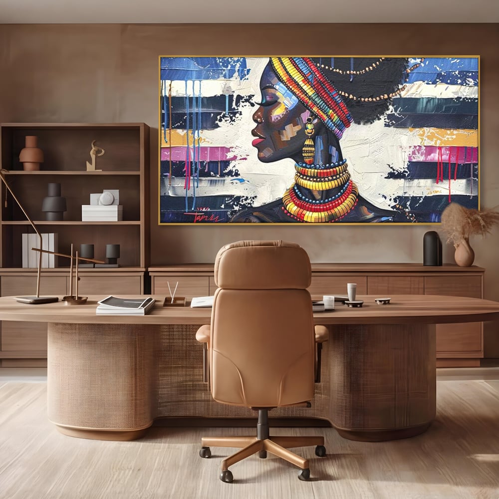Tablou canvas cu tablou canvas cu regina africana, in rama de aluminiu auriu, pe perete intr-un birou